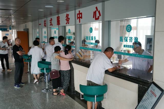 到浦江这医院门诊大厅 预约、投拆、审批、医保一站搞定